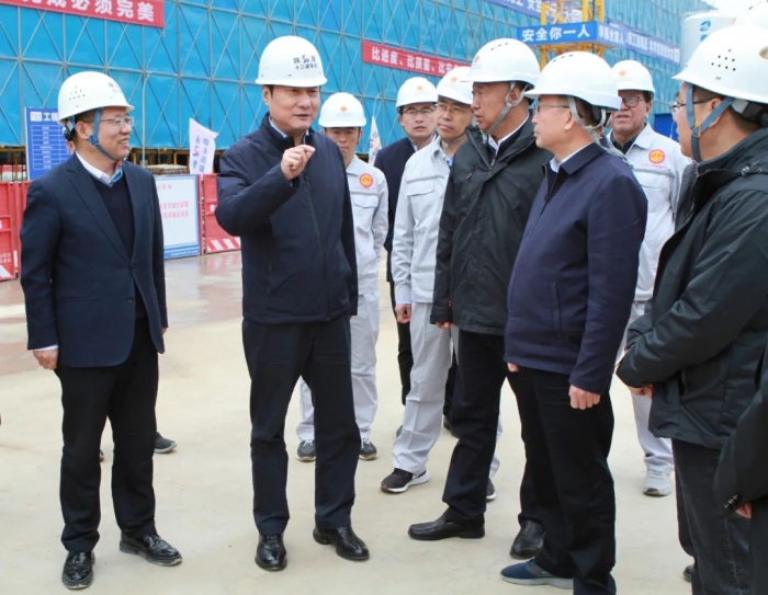省人大常委會(huì)副主任、省...